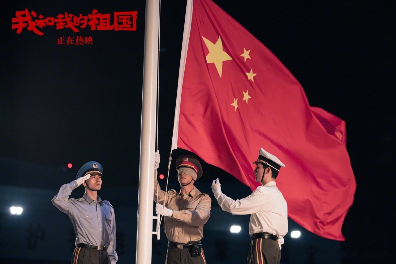当朱一龙饰演的护旗手敬礼国旗,就已热血沸腾,今日电影《我和我的祖国