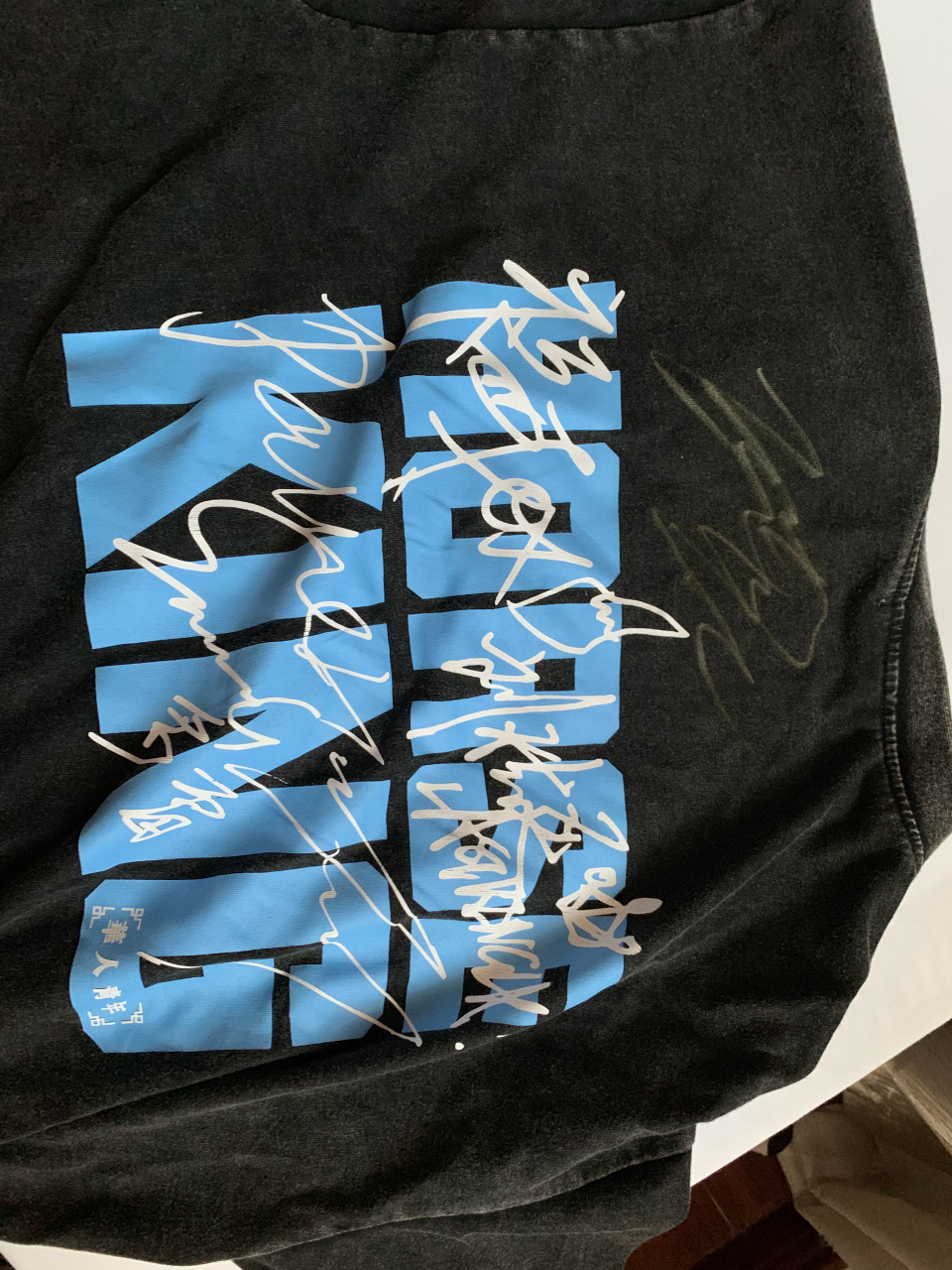 帅哥签名 虽然字儿根本认不出来但是我一定要说一下这是吴亦凡签的
ps