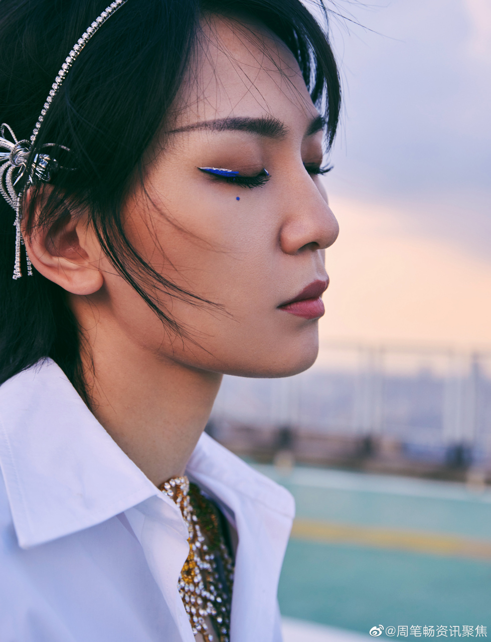 周老师的舞台永远都藏着惊喜,孔雀蓝抹胸上衣魅力十足