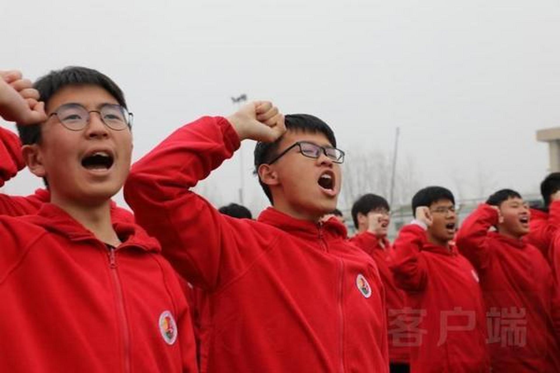 站在教学楼上向操场望去,1000余名高中生身着红色校服分成4支队伍