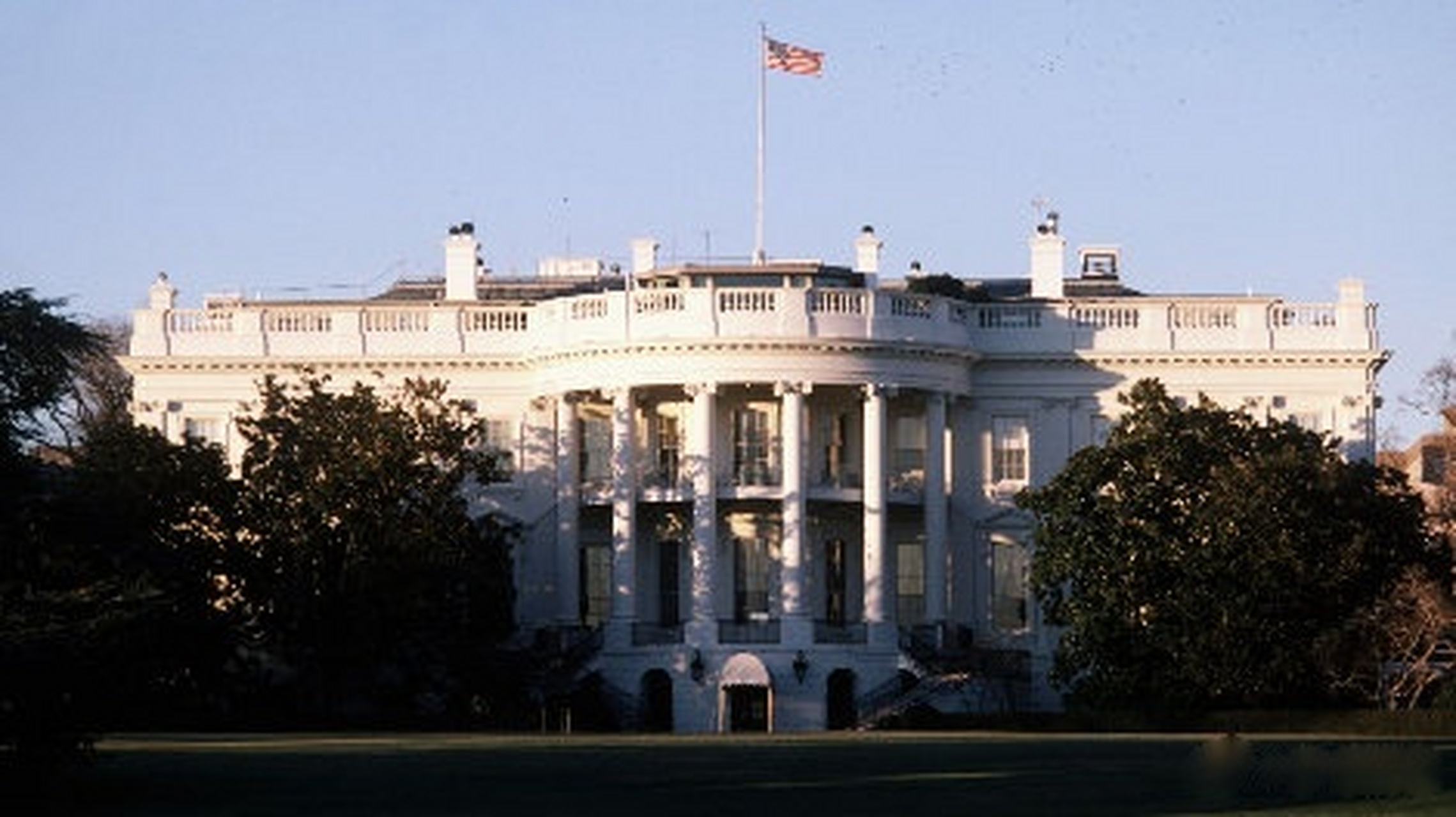 【外媒:白宫门前惊现"黑宫自治区"】美国有线电视新闻网网站:在白宫门