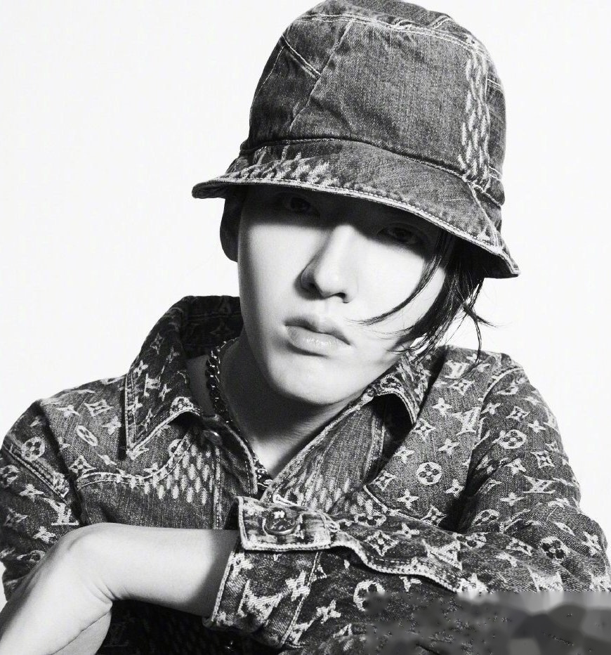 吴亦凡时尚芭莎七月刊封面上线!