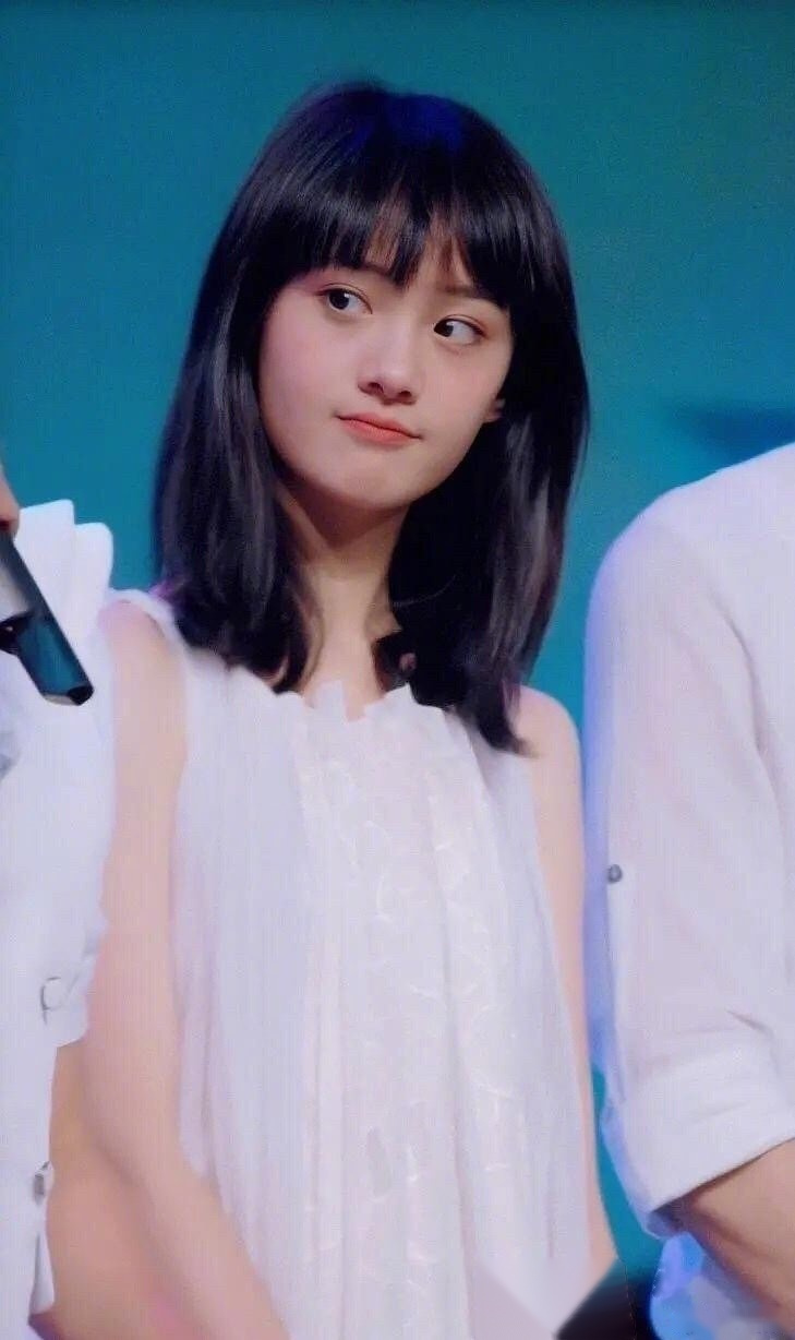 郑爽18岁录制快乐大本营的照片,一身白色连衣裙好看又清纯