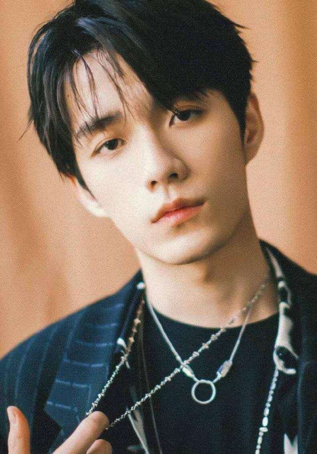 母丹  #张颜齐# 张颜齐疑与女友同居 女方系r1se首唱会制作人母丹?