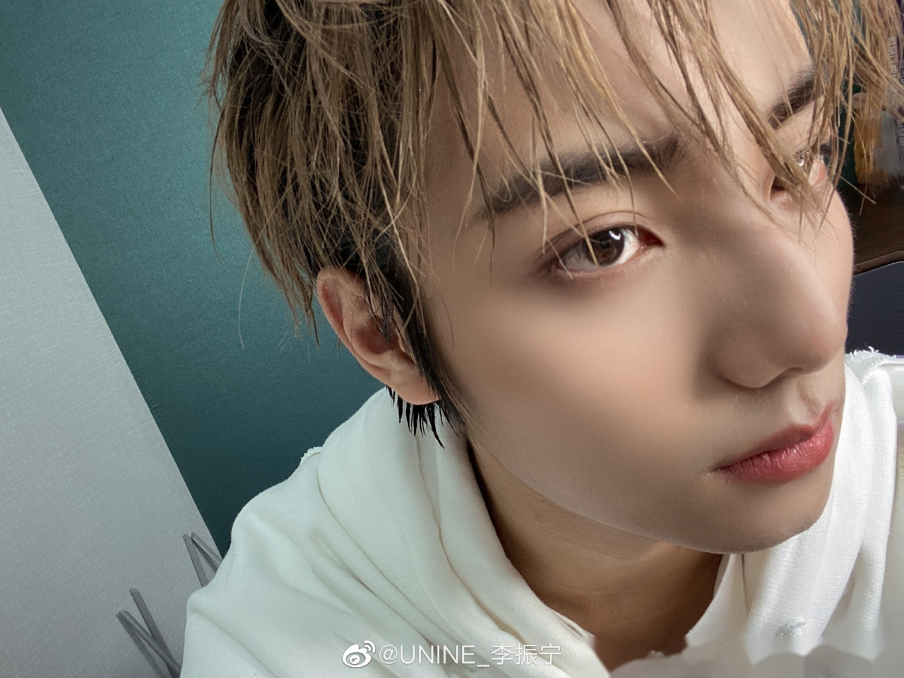 李振宁微博更新自拍啦～ 手臂肌肉线条男友力max!