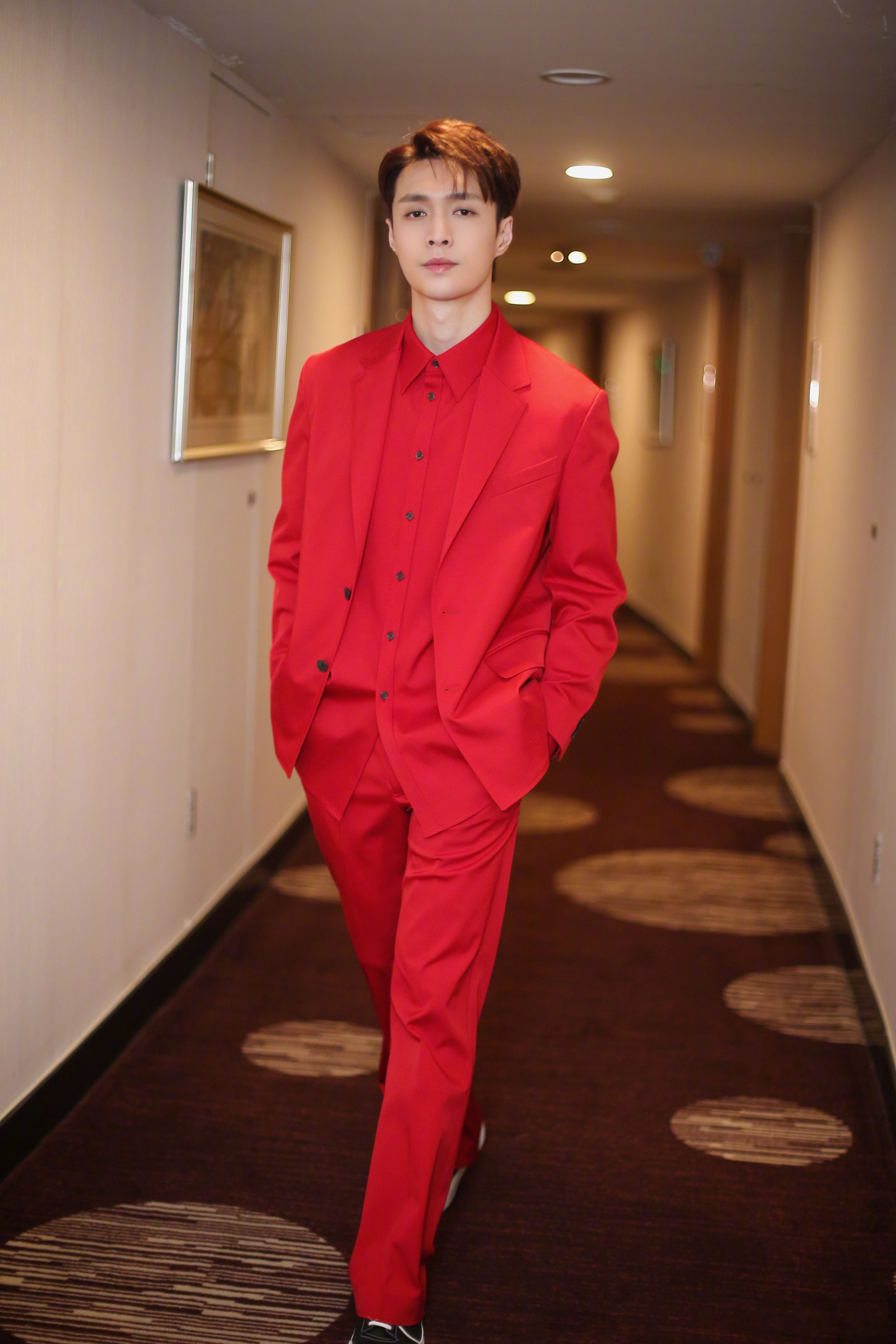 2019年央视春晚直播即将开始,张艺兴一身红色西装造型映衬新春喜气