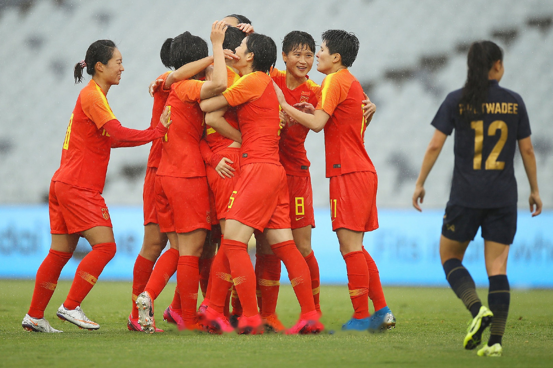 【2020女足奥预赛半场赛况:中国女足4-0泰国女足】中泰女足之战在雨中