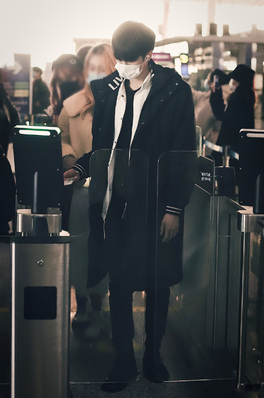 严浩翔 天生原创者 严浩翔今日机场出发饭拍~长款黑色羽绒外套配上