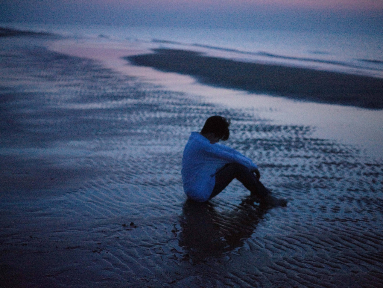 王源全新ep预告海边剪影大片亮相[微风]身穿简约的白衬衫,海岸的沙滩