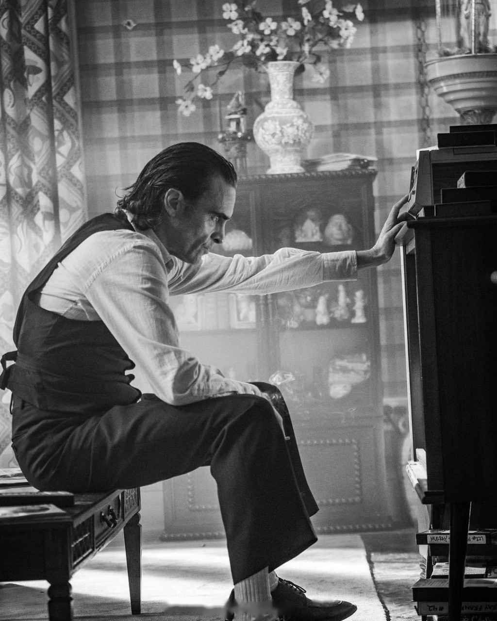 【《小丑》新剧照曝光】  托德菲利普斯放出了《小丑》的一张黑白剧照