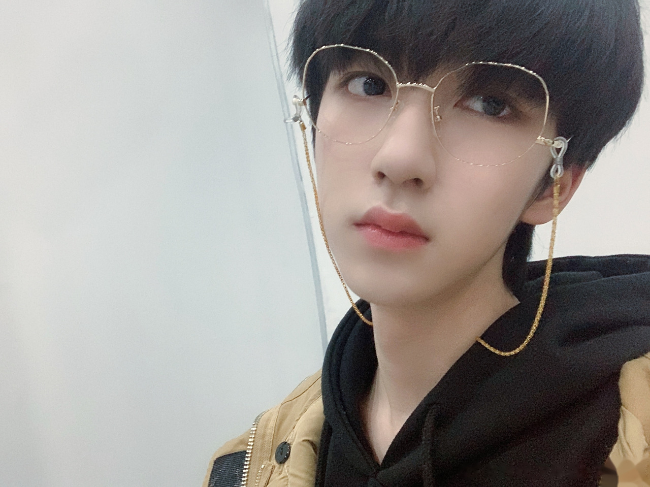 一个视力五点几的人居然天天喜欢戴眼镜!