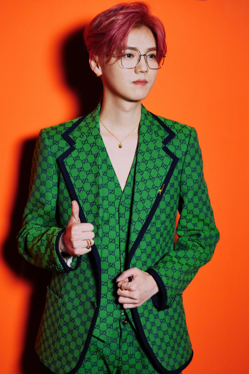 鹿晗这套绿色西装造型简直太惊艳了再配上精致的小饰品和红色的头发