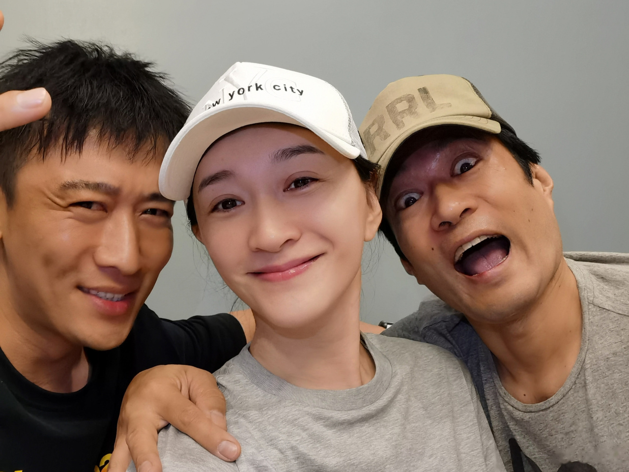 白的依然白…发量多的依然多…[心][心][心] @李小冉 @谭凯