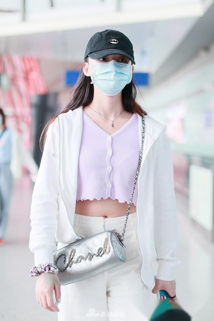 张天爱,李沁,林允,露脐装现身机场,大显好身材!