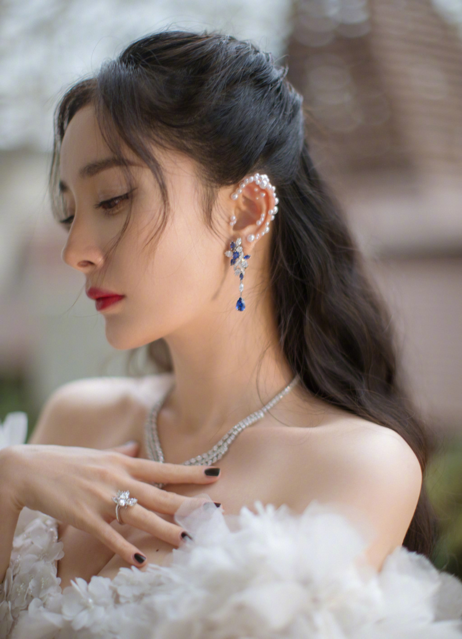 [给你小心心] 受邀出席elle风尚大典的杨幂,一袭黑白礼服,点缀珍珠