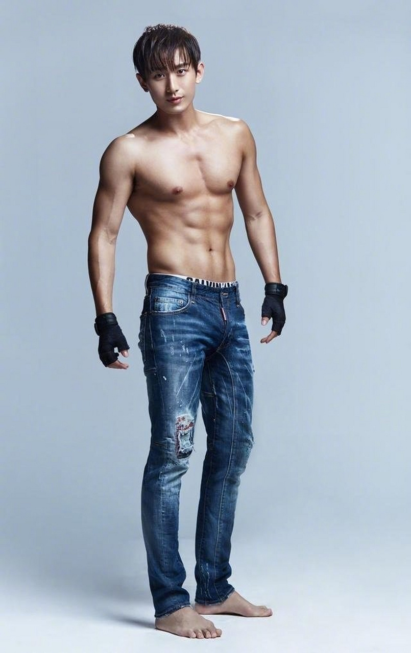 成毅肌肉旧照,为什么要穿人字拖[捂脸]这个身材如何?