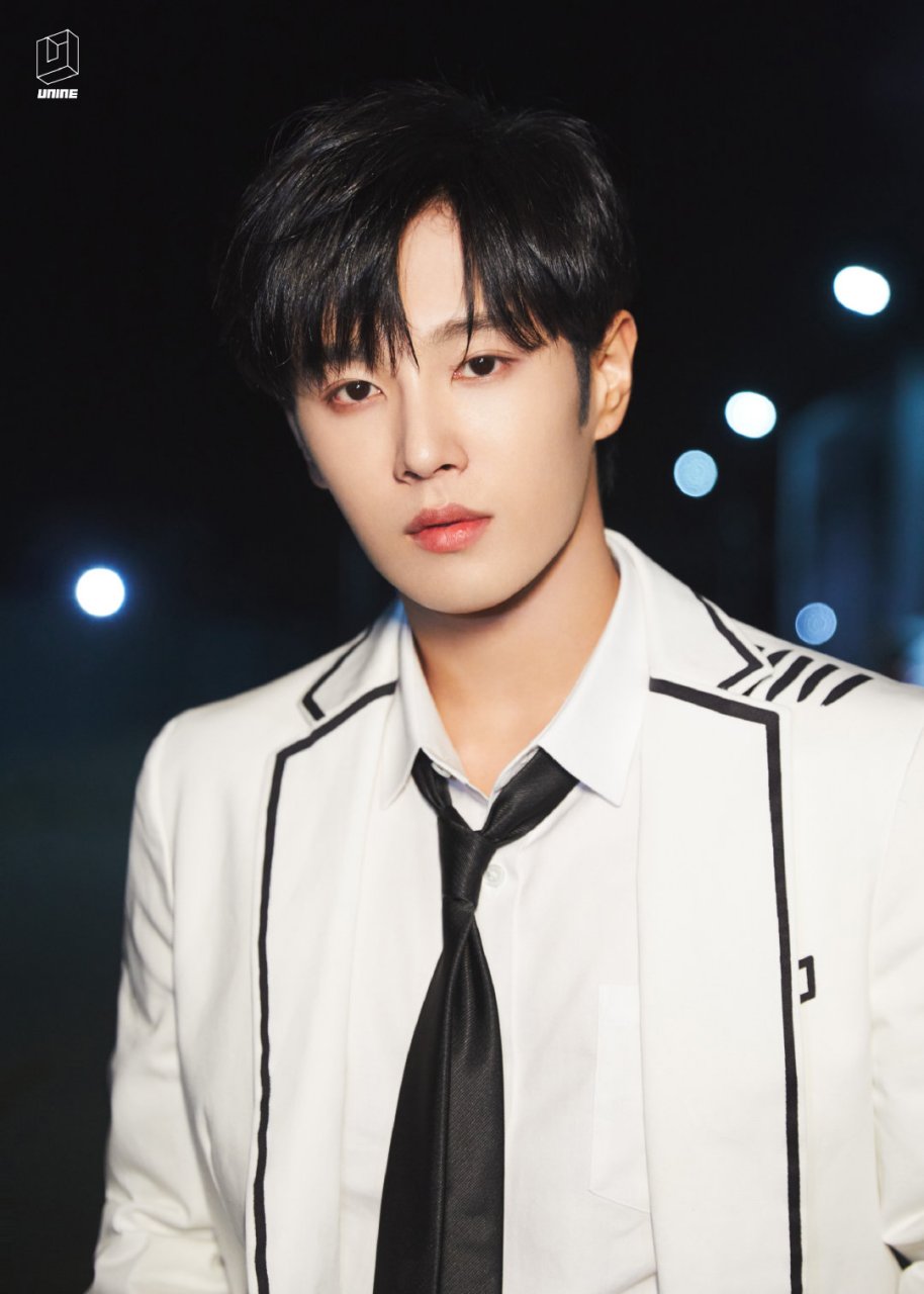 unine# #李汶翰#  西装领结彰显绅士魅力 个性漫画线条展现视觉张力