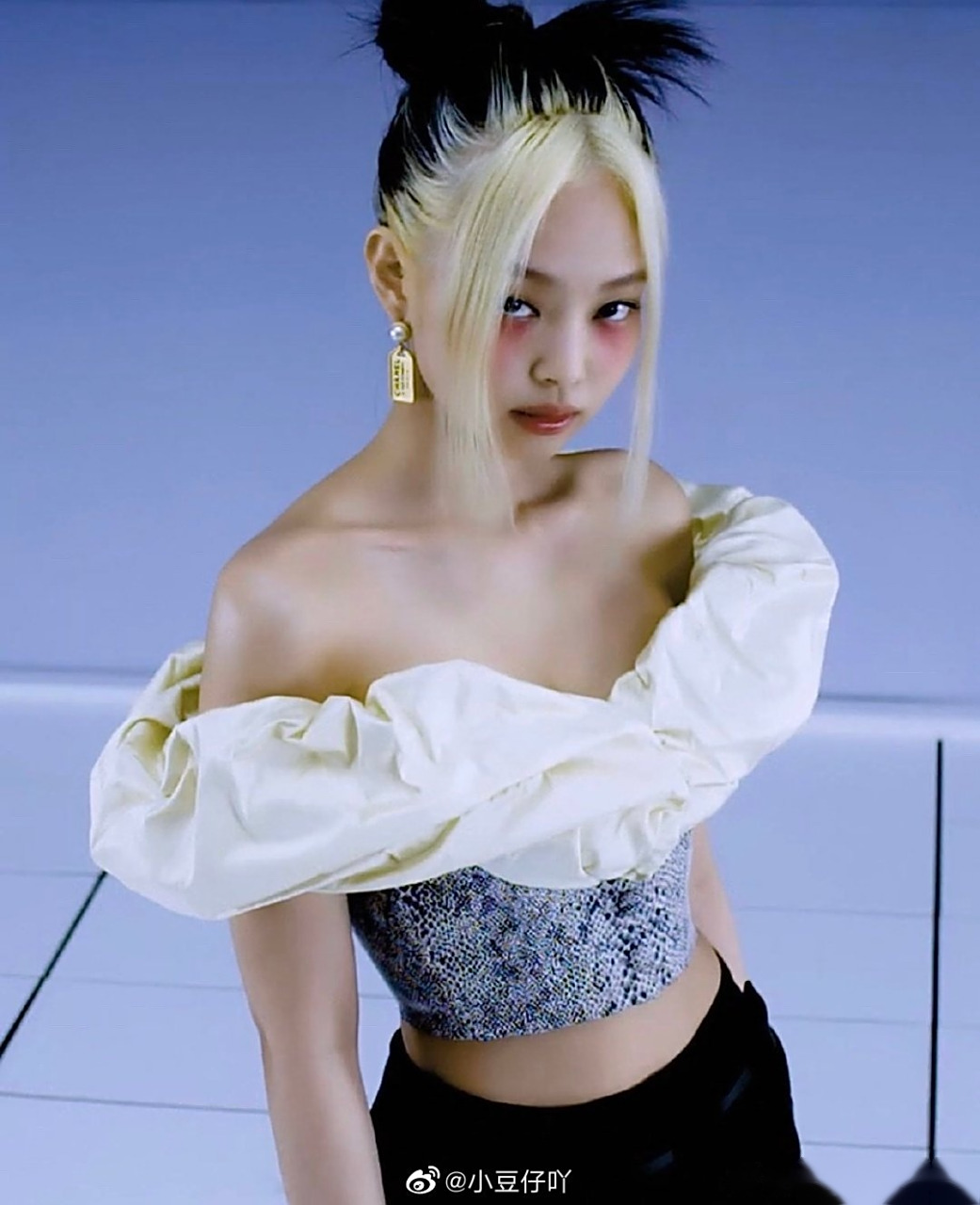 jennie新歌mv造型灵感来源找到了,原来是白古