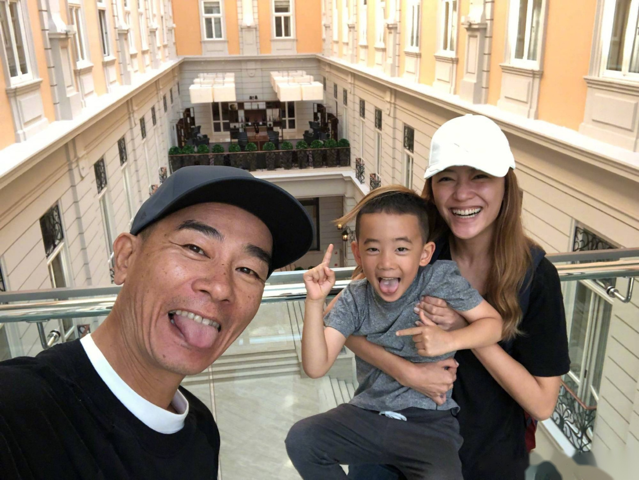 陈小春二胎儿子正面照# 陳小春 首次在微博晒出了二胎儿子hoho的彰骀