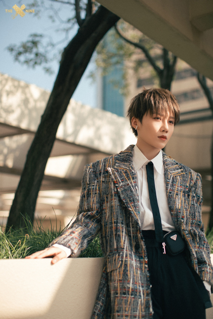 今日@the9_刘雨昕 受邀参加论坛活动,多元思维碰撞表达自我观点,穿搭