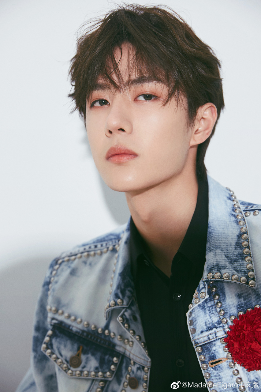 今晚,王一博身着celine by hedi slimane summer 2020系列铆钉水洗