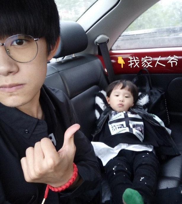 易烊千玺的弟弟楠楠大名叫易烊昱华,创造了最小年纪连续盲拧还原2个二