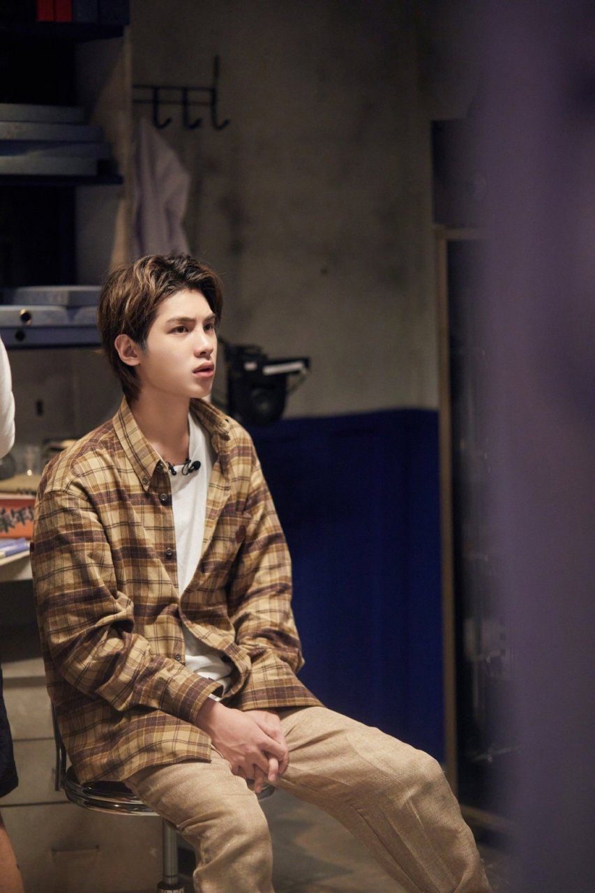 justin黄明昊黄色格子衬衫英伦范儿十足,期待新一期.