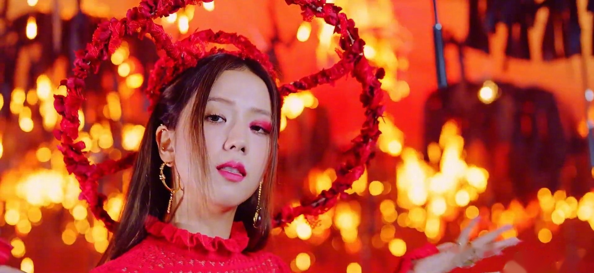 how you like that的mv中的金智秀红衣造型 ,好美!是女王的感觉