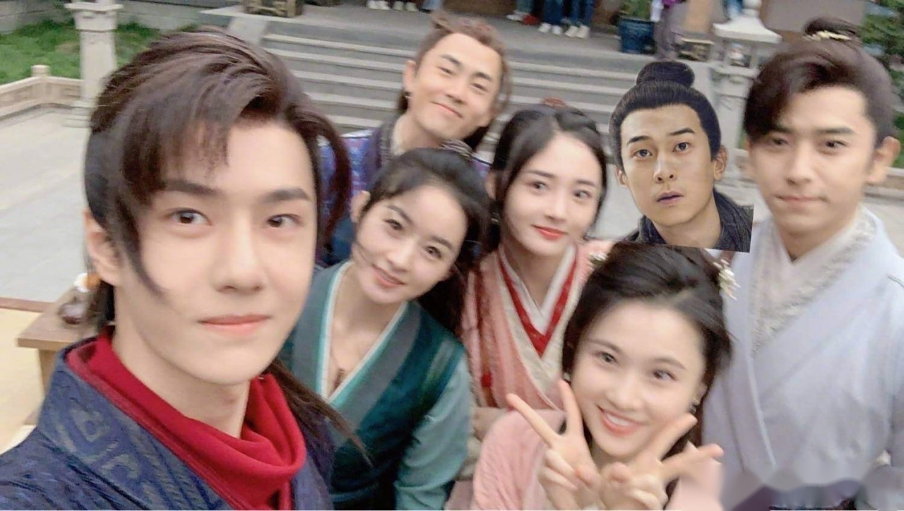 有翡杀青合照# 赵丽颖,王一博,张慧雯,陈若轩,周洁琼有翡杀青合照来