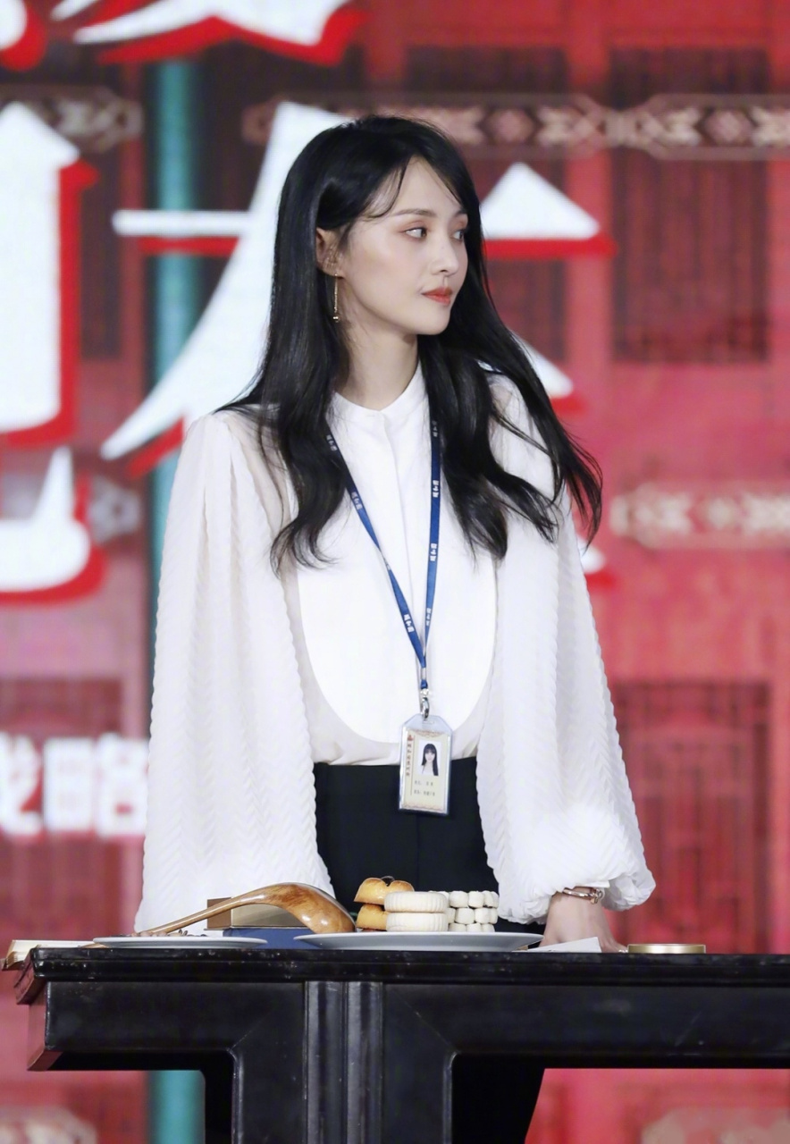 郑爽白衬衫出席活动,状态越来越好了啊