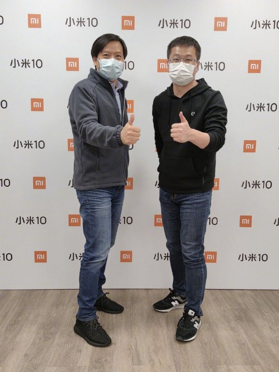 可以看出来哪个是老板,哪个是打工的了.