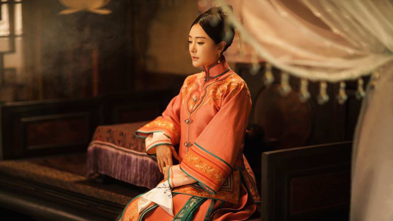《民初奇人传》中,秦岚演的金绣娘旗袍造型尽显好身材,加之秦岚优雅