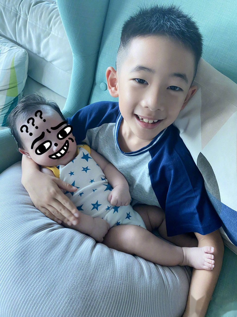 陈小春应采儿二胎hoho,小甜椒当哥哥了,终于不用和嗯哼比大小了[捂脸]