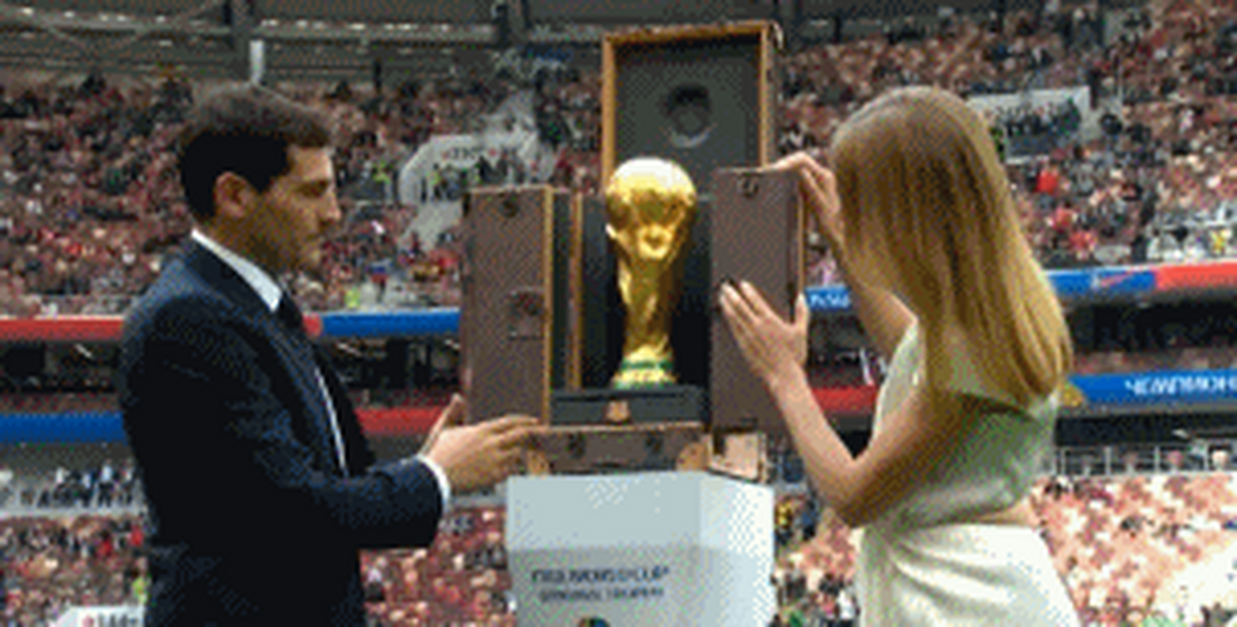 卡西利亚斯手捧大力神杯进场了!