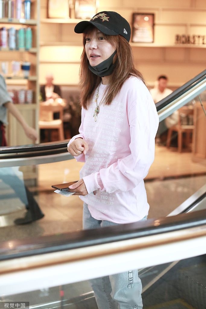 赵薇现身机场,粉色长袖t恤和牛仔裤走舒适风,素颜大方面对镜头
