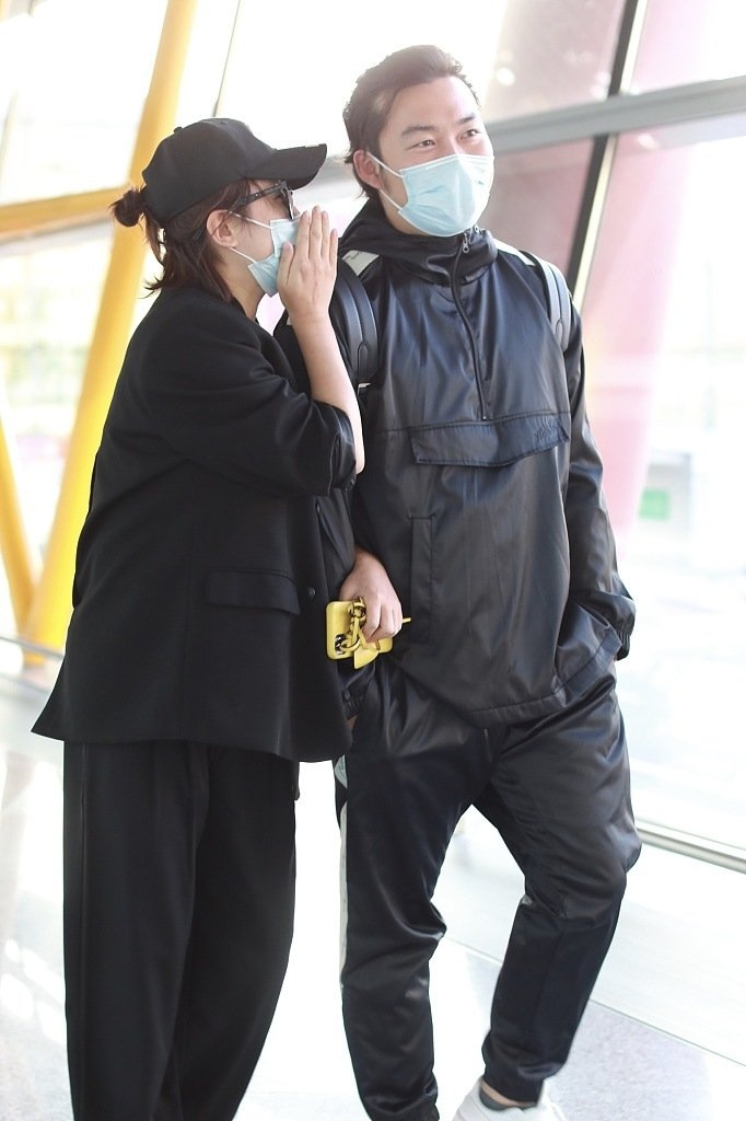 马丽和小11岁老公许文赫现身机场,挽手咬耳朵好甜蜜