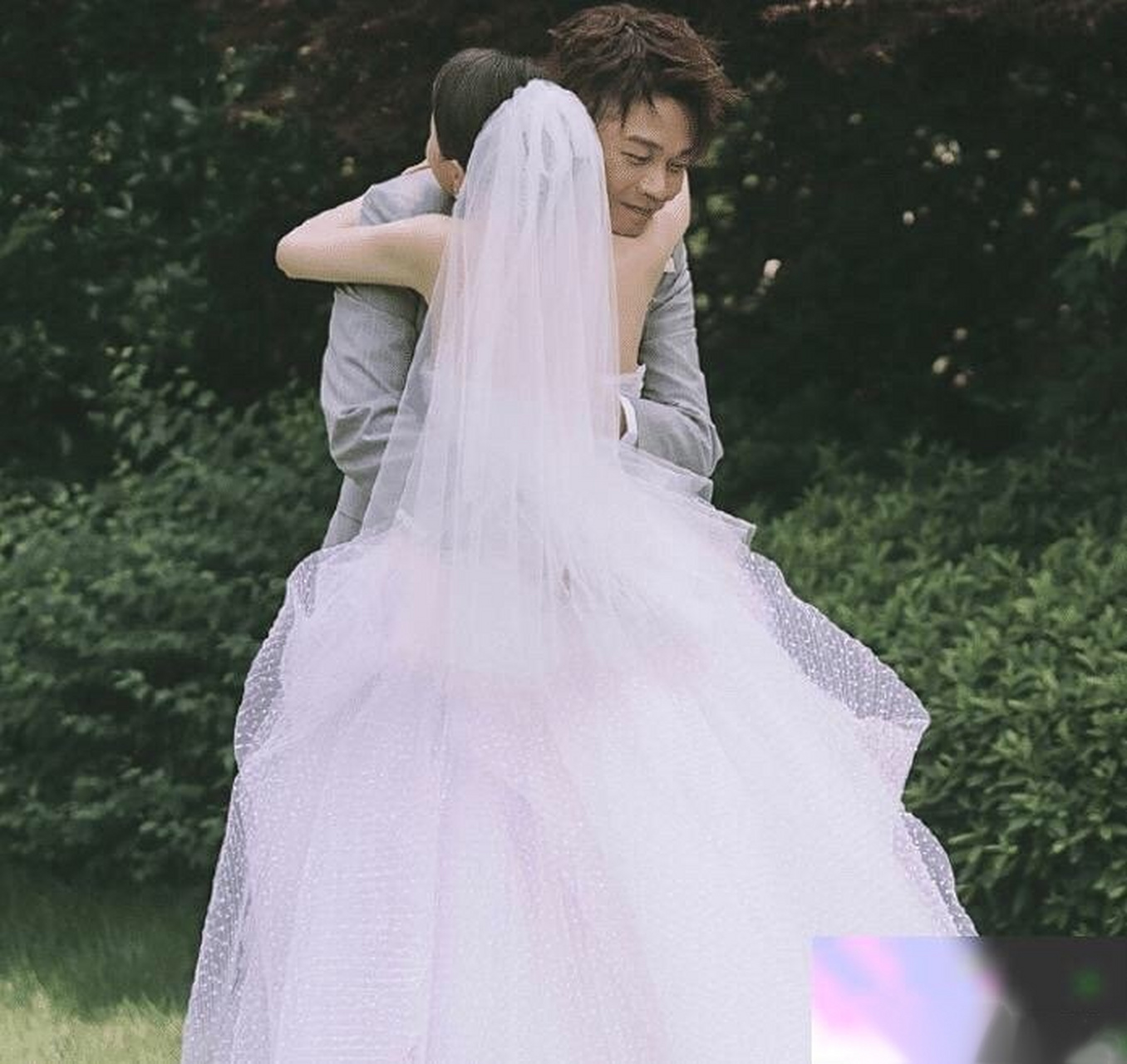 《王牌》mc沈涛和妻子正式举办婚礼啦,沈涛幸福落泪,恭喜![喜]