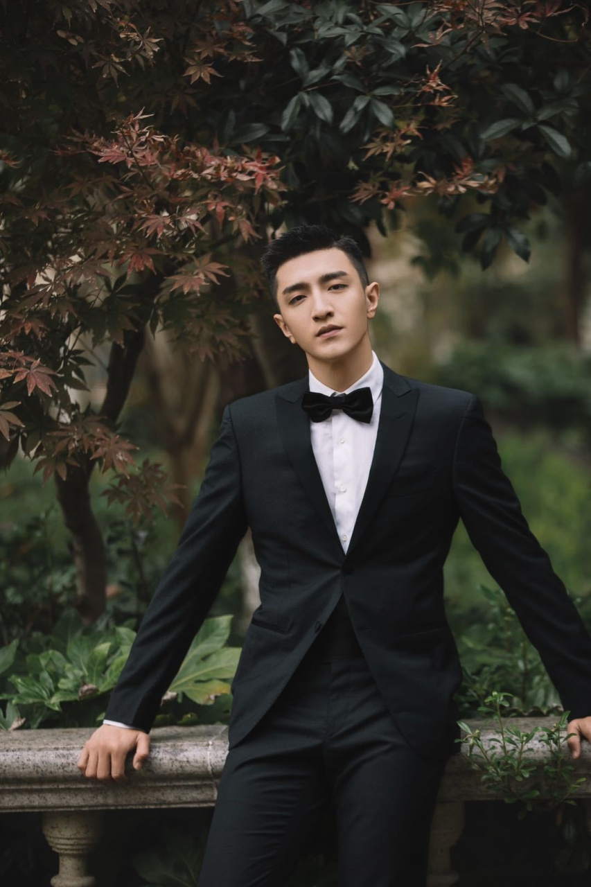 本人了~期待瀚哥的电视剧今夕何夕 和《#遇见璀璨的你# 》 金瀚西装杀