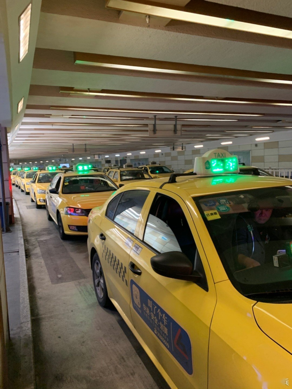 昆山南站,排队候客的出租车.