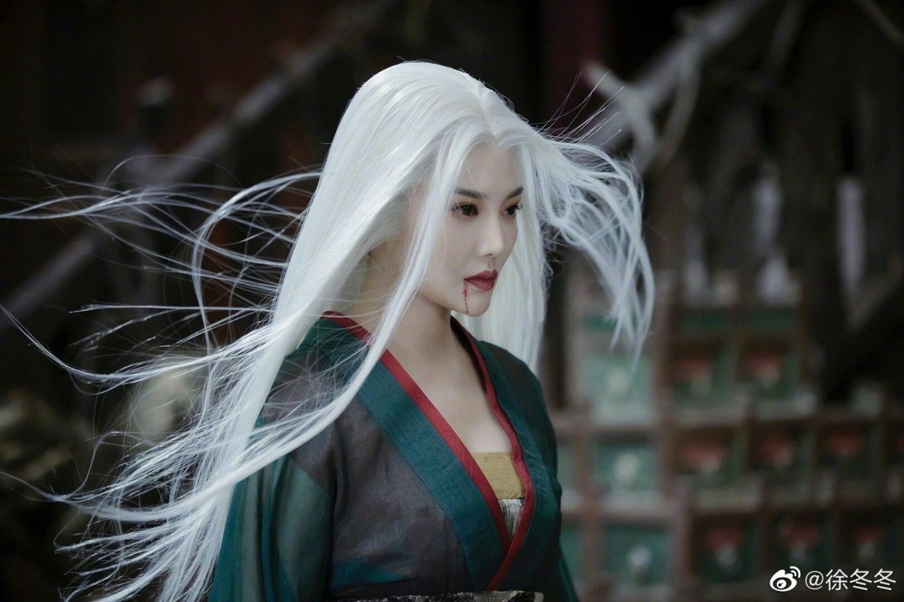 徐冬冬白发魔女造型@徐冬冬发布一组白发古装造型,眼神特别凶狠,还
