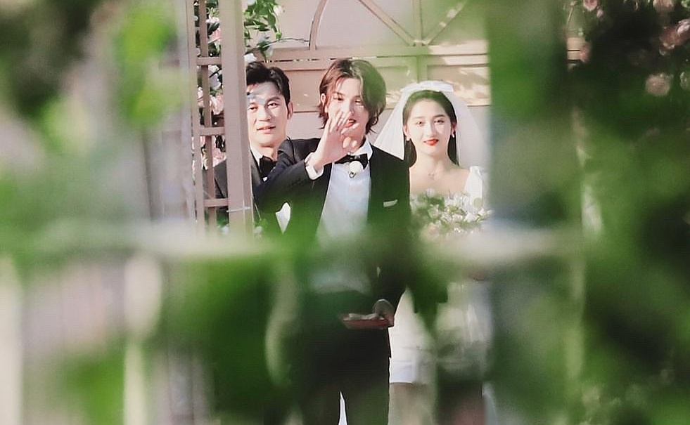 《奔跑吧》关晓彤和angelababy婚纱路透图,谁是最美的新娘