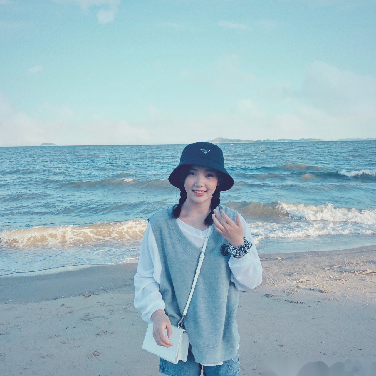 吕小雨  往心里装一片大海 再装一些少女心和爱[心]