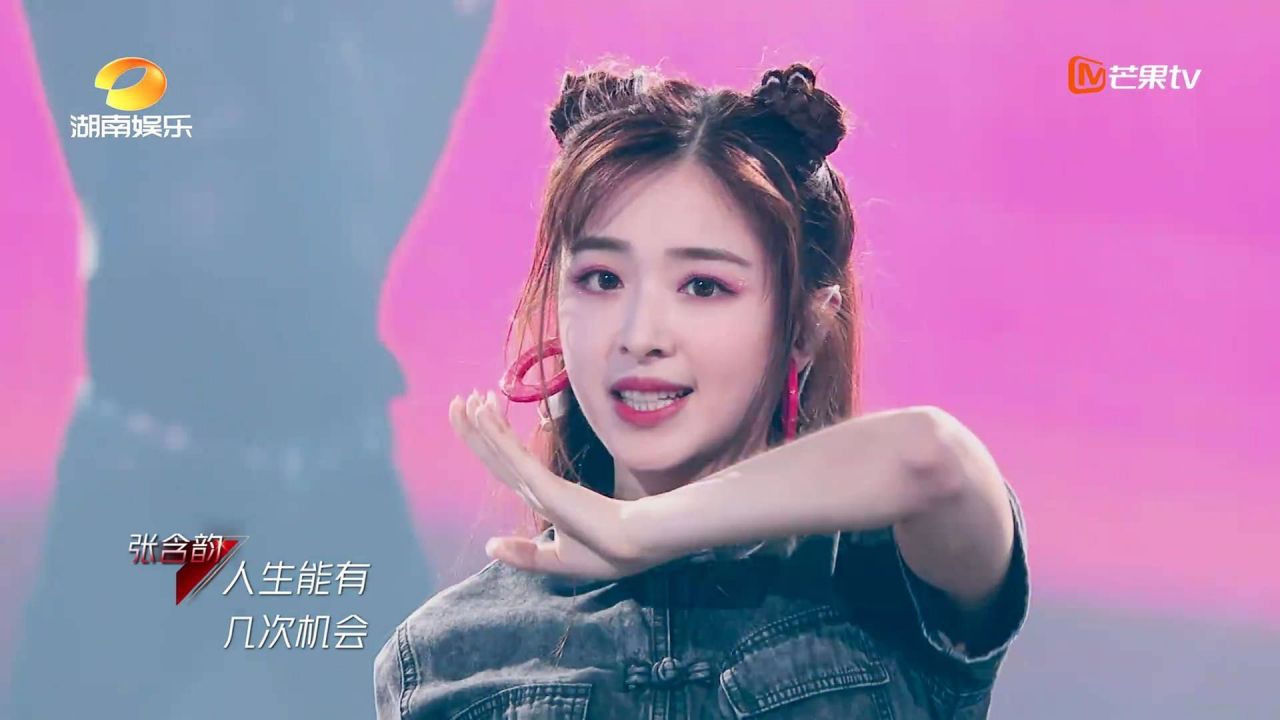 《大碗宽面》组张含韵真唱跳实力俱佳,独特戏腔也游刃有余,镜头这么近