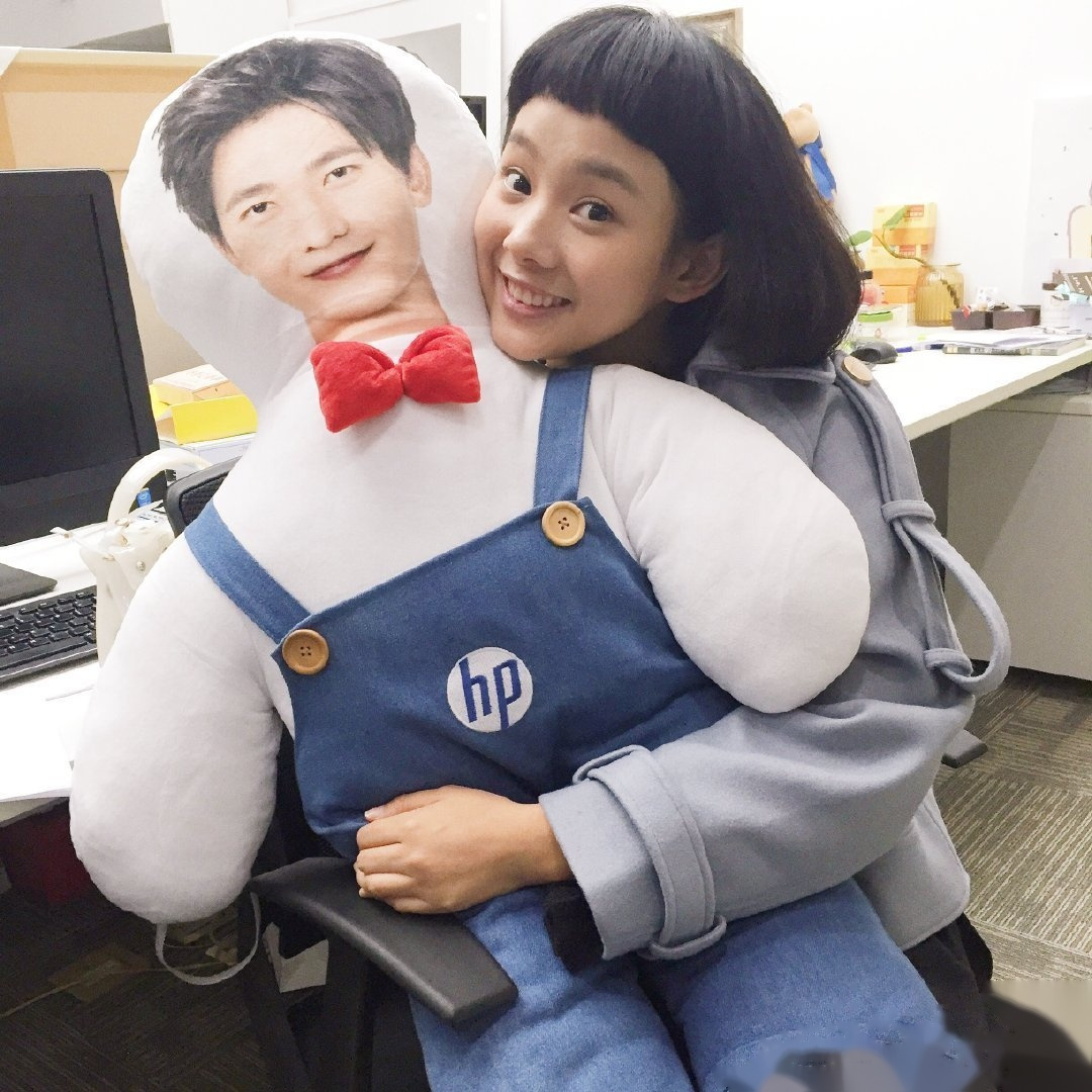 鲁照华小时候还有很多狗咬刘海,一时找不到图片,先看看她的这个刘海