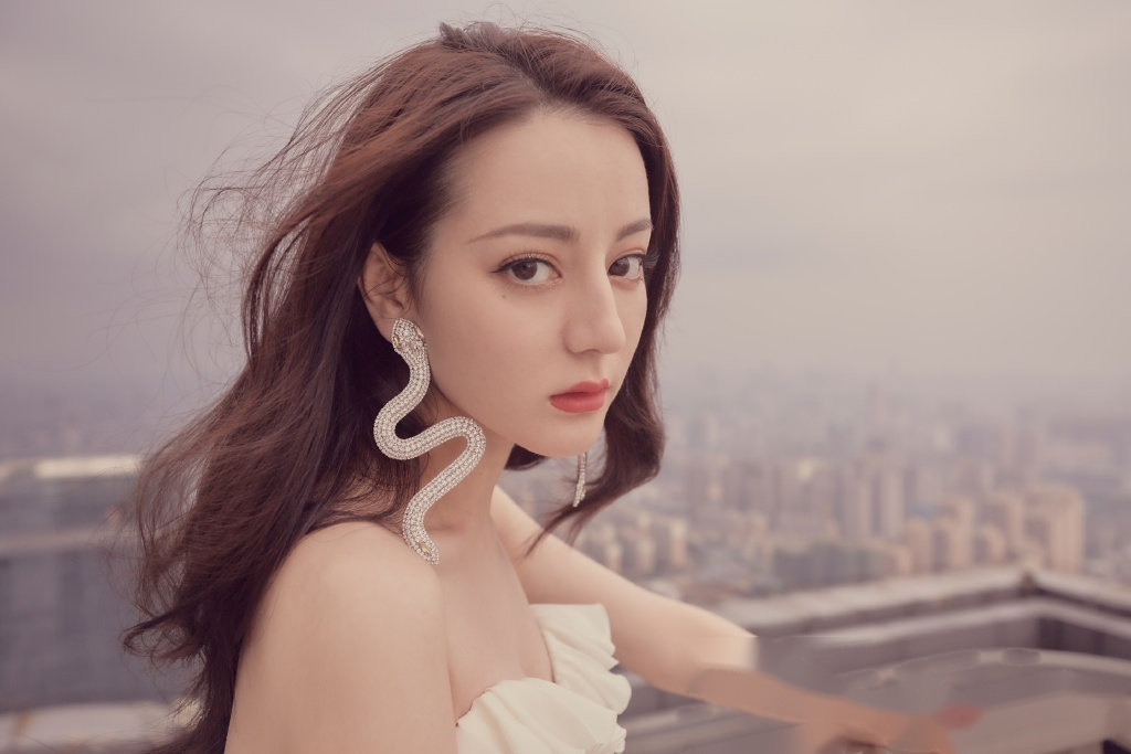 迪丽热巴的仙女造型!这蛇形耳饰和这高跟鞋!还有那迷人的大长腿!