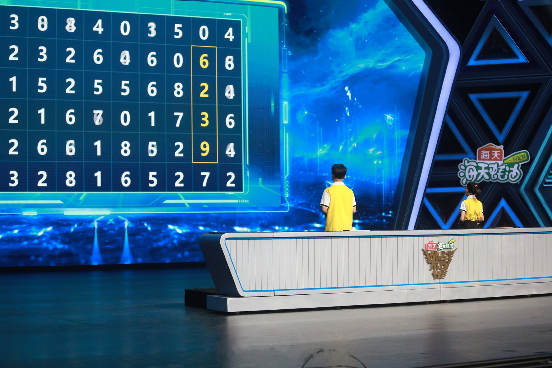 100笔四位数在干扰数字中变换位置出现,40秒闪电心算所有数字总和.