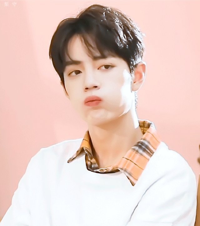 肖战嘟嘟嘴太犯规了吧,招牌卖萌嘟嘟嘴,被可爱到了有木有!