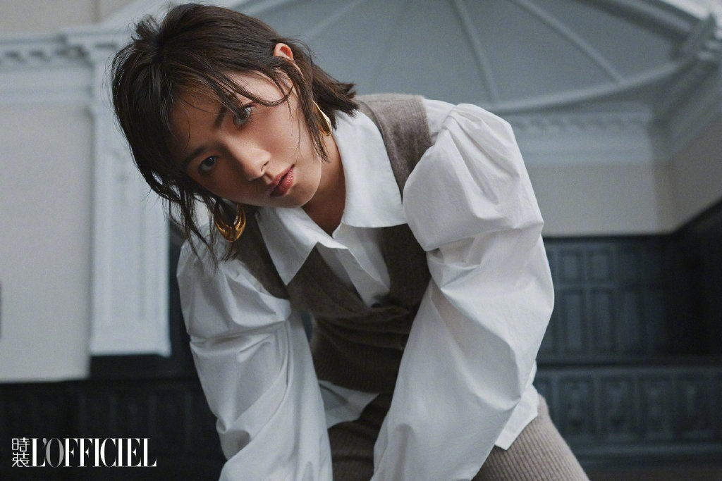 万茜时装lofficiel新刊封面大片,彩色条纹连衣裙,驼色质感大衣,率性廓