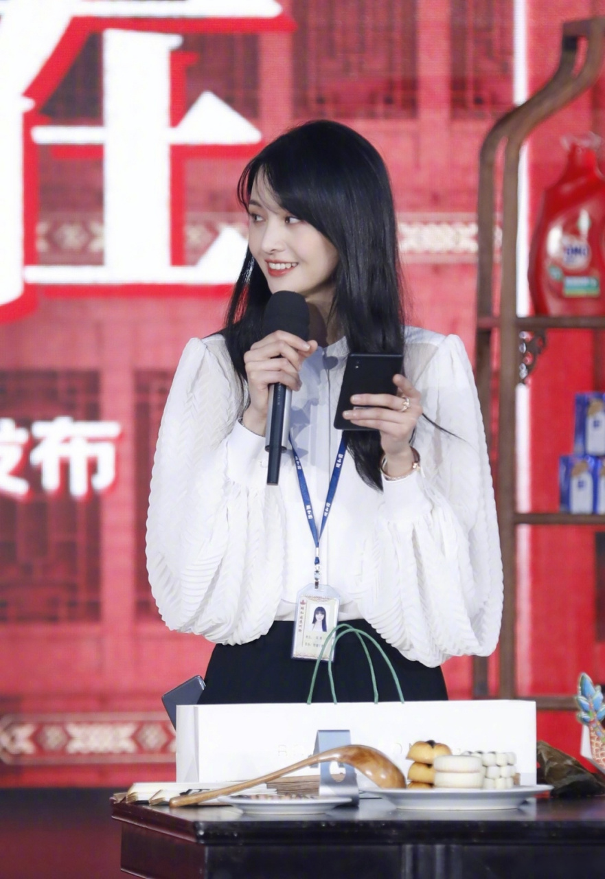 郑爽白衬衫出席活动,状态越来越好了啊