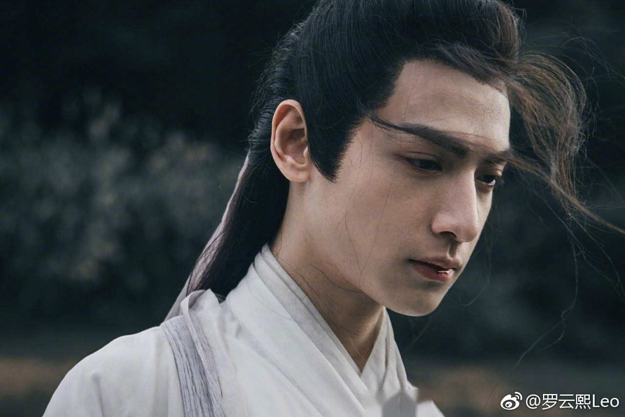 西风不解意,吹落抱香枝.